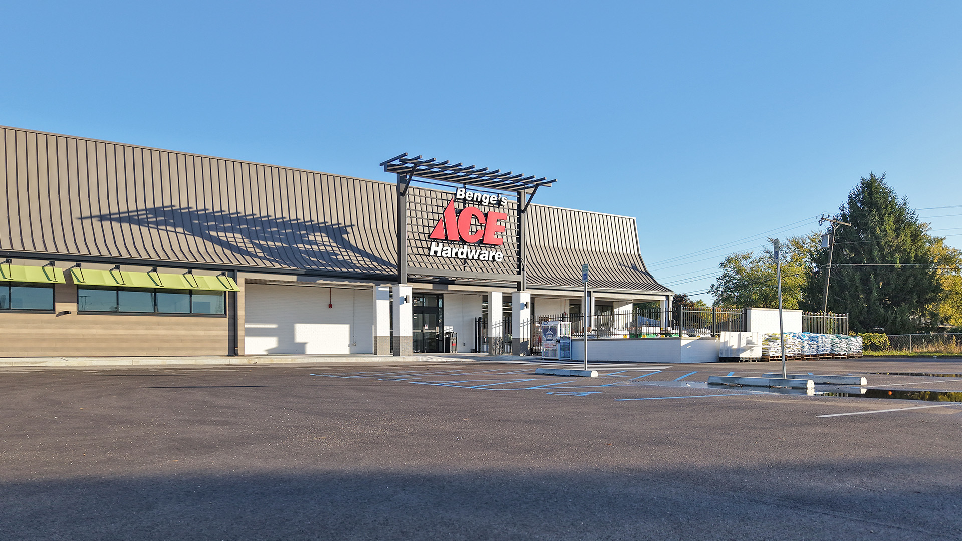 front of business and parking lot of the Benge's Hardware-Anderson store in Anderson, Indiana