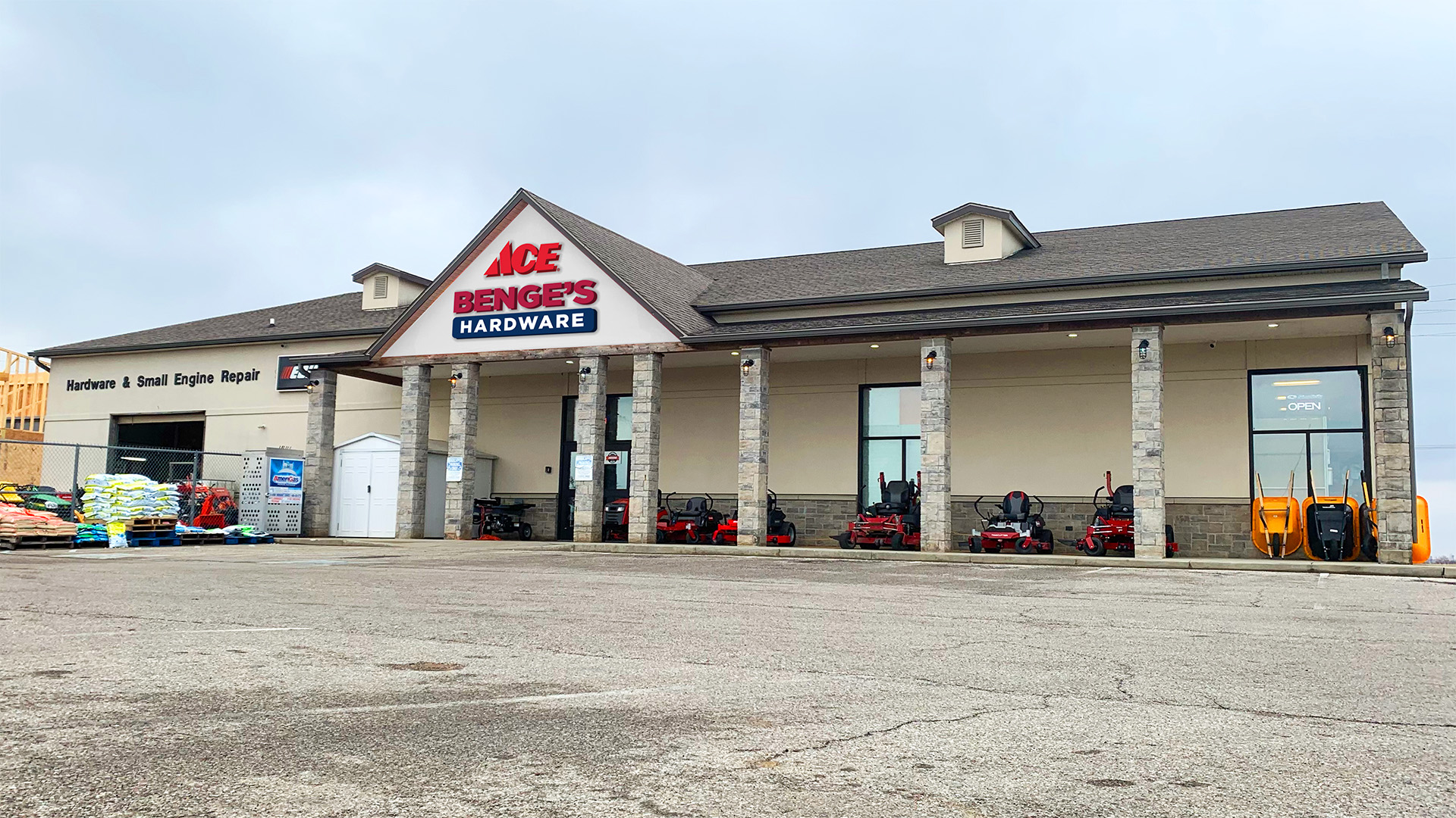 front of business and parking lot of the Benge's Hardware-Bargersville store in Bargersville, Indiana